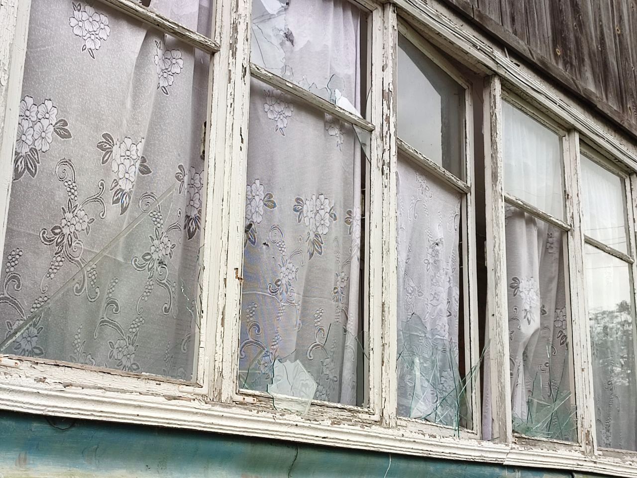 Мати з маленькою дитиною просить відновити вікна