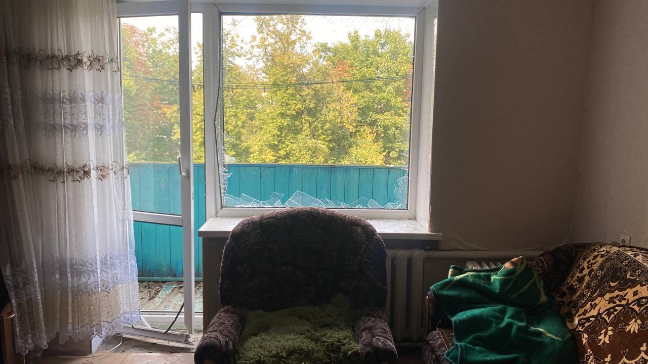 Потребує допомоги родина із Середино-Буди, у квартирі якої внаслідок ворожого обстрілу пошкоджено вікна та балконні двері