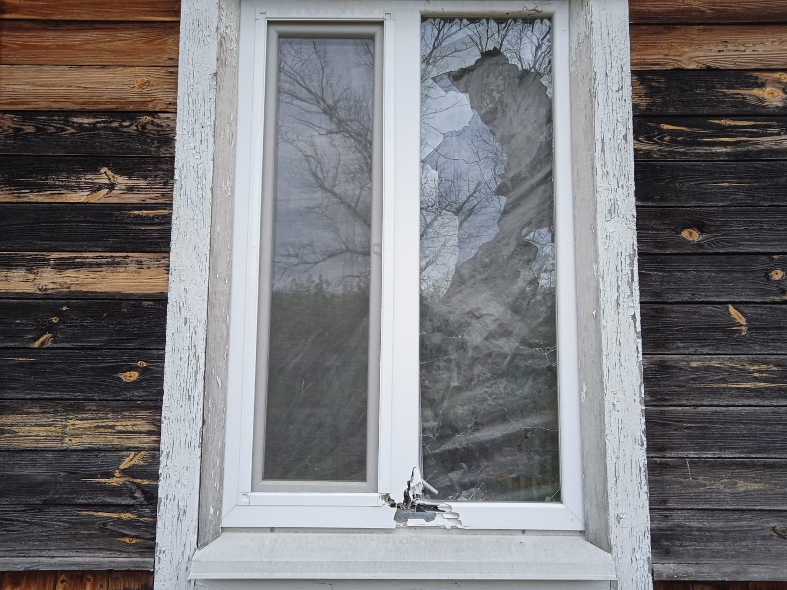 Сім'я хоче повернутися додому, тому просять допомогти відбудувати будинок