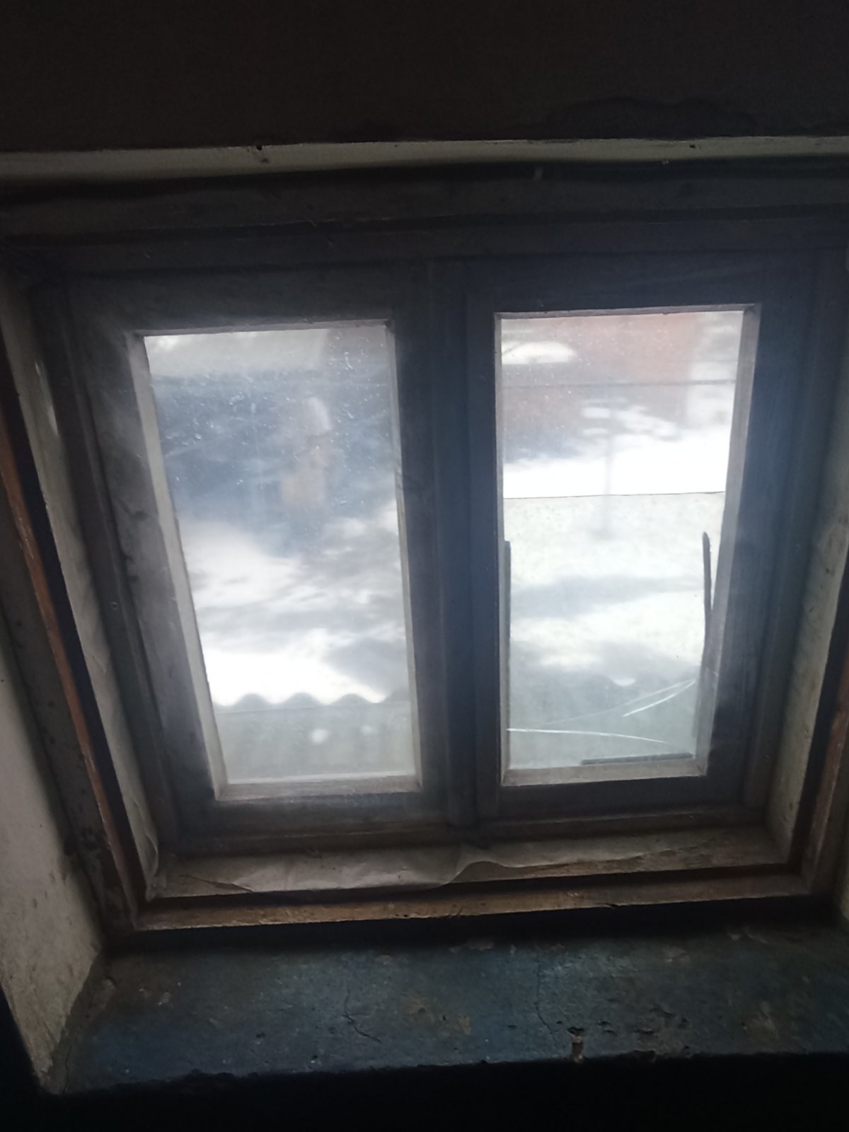 Чоловік доглядає за старенькою тещою в пошкодженому обстрілами будинку