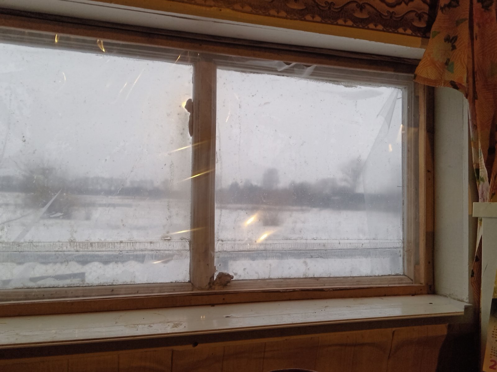 Пенсіонерка зі Зноб-Новгородського живе в будинку з заклеєними плівкою вікнами