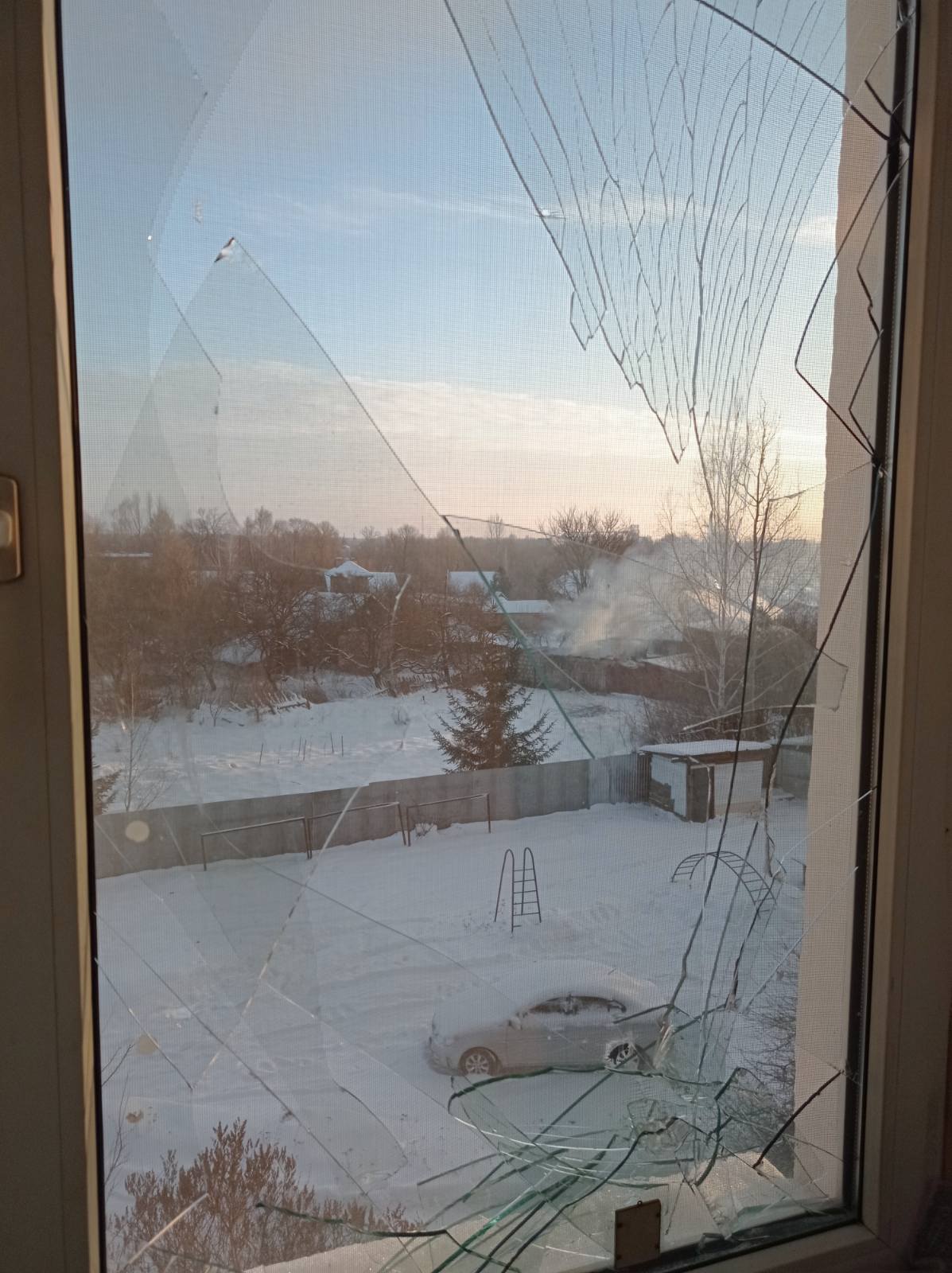 Самотня жінка проживає в будинку з вибитими вікнами