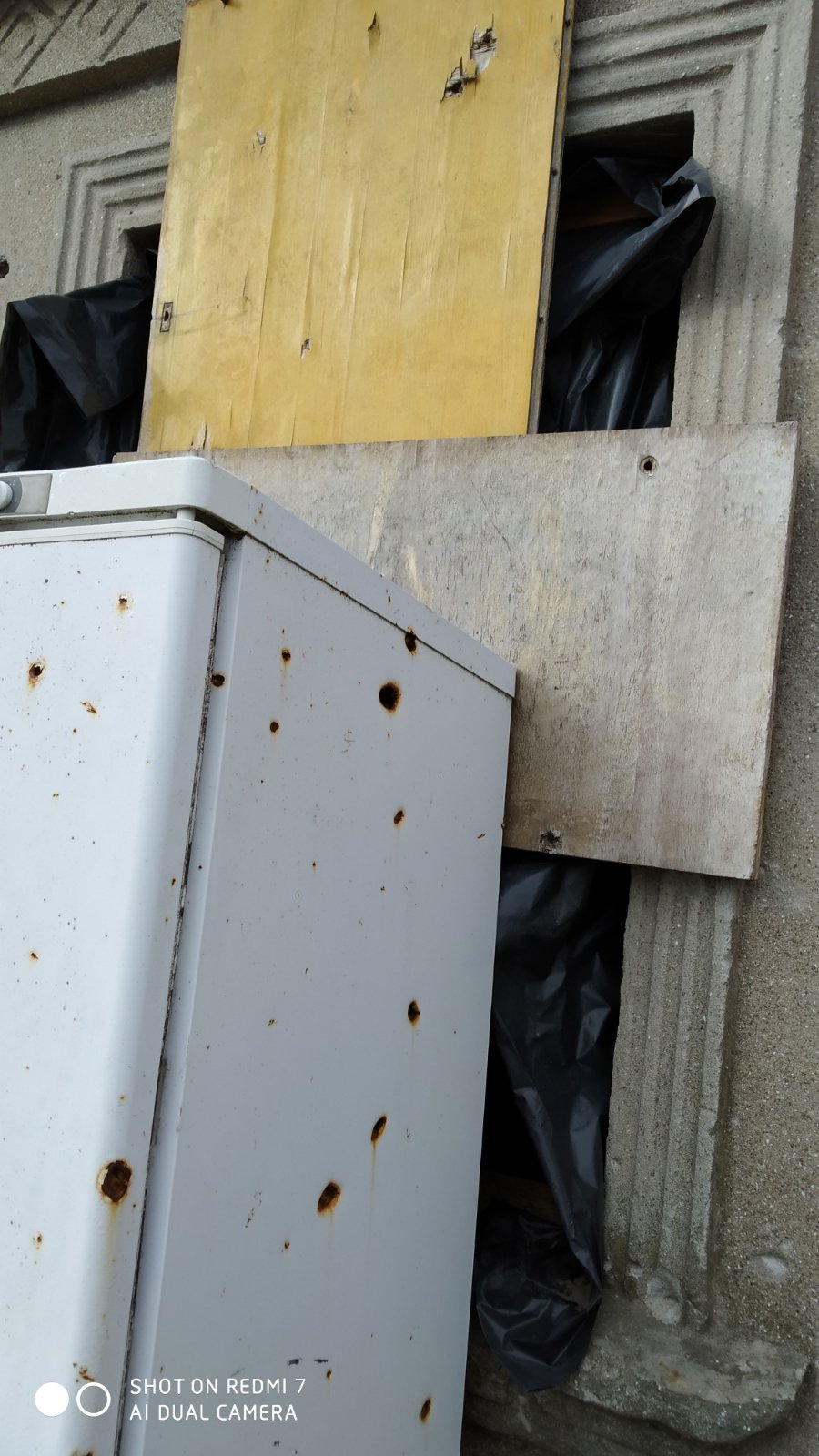 Допоможіть подружжю пенсіонерів жити разом: чоловіку з інвалідністю довелось покинути рідну домівку, а дружина залишилась, аби приглядати за зруйнованим сімейним гніздом 