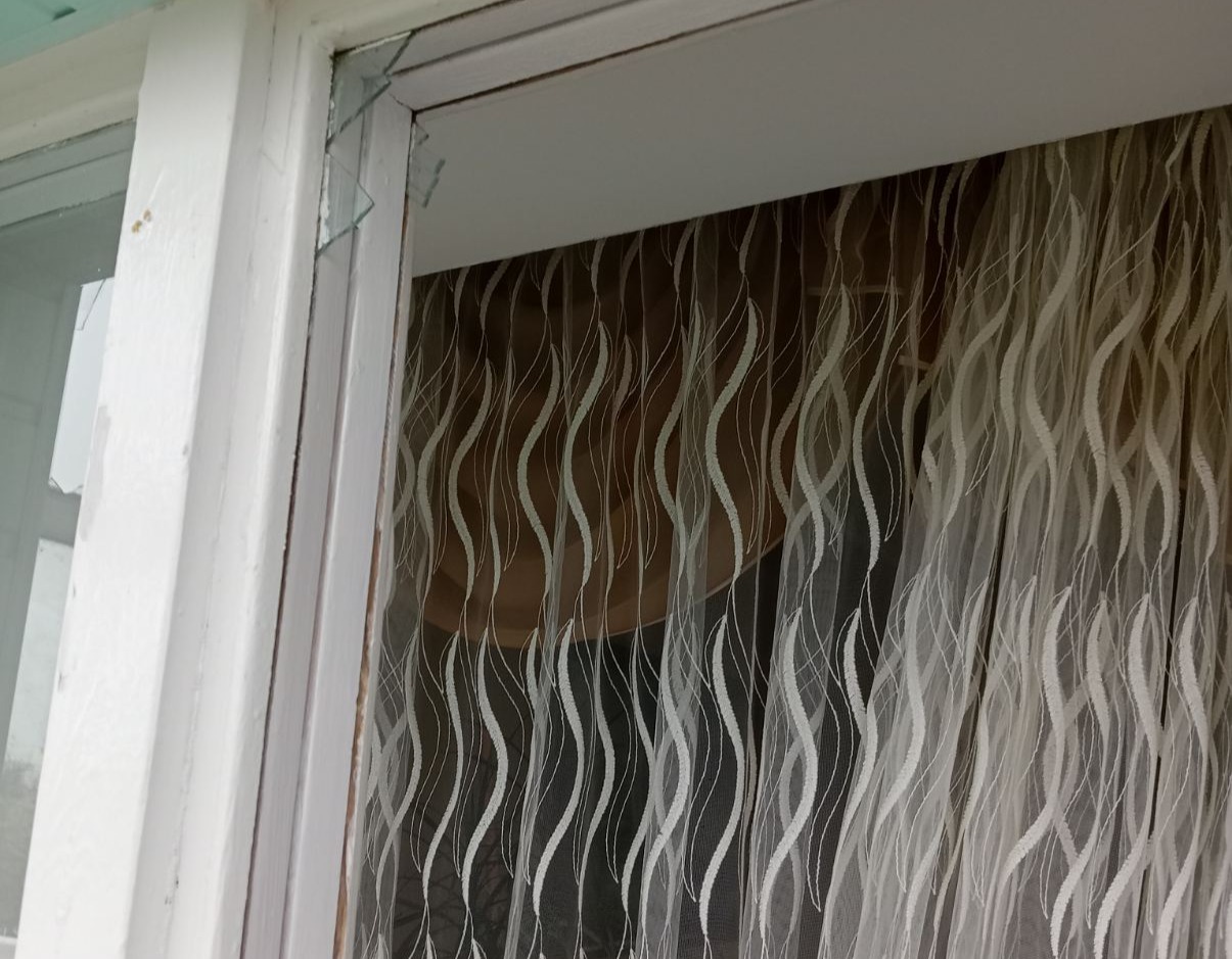 Пошкоджено оселю подружжя пенсіонерів з Білопілля, а саме балконний блок, вікна та балконні двері