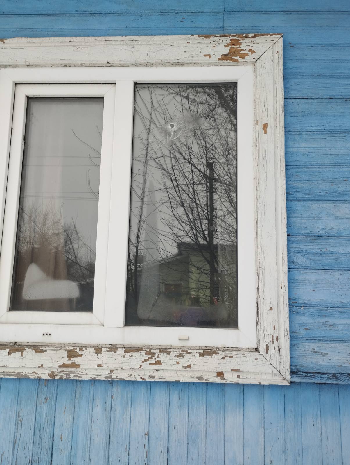 У будинку пожежника пошкоджено два вікна, які потребують заміни