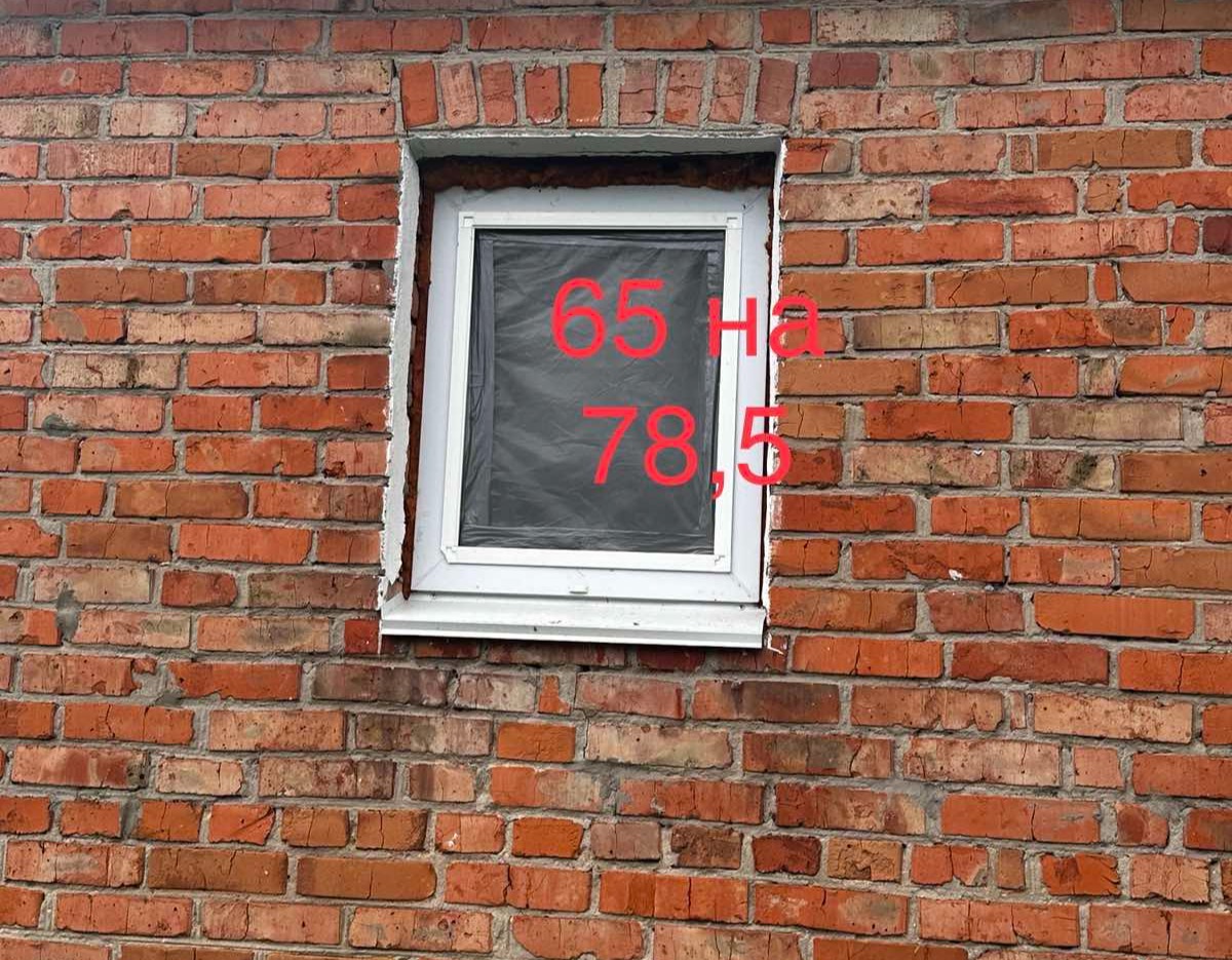 Пенсіонерці з Білопілля вибило 4 вікна