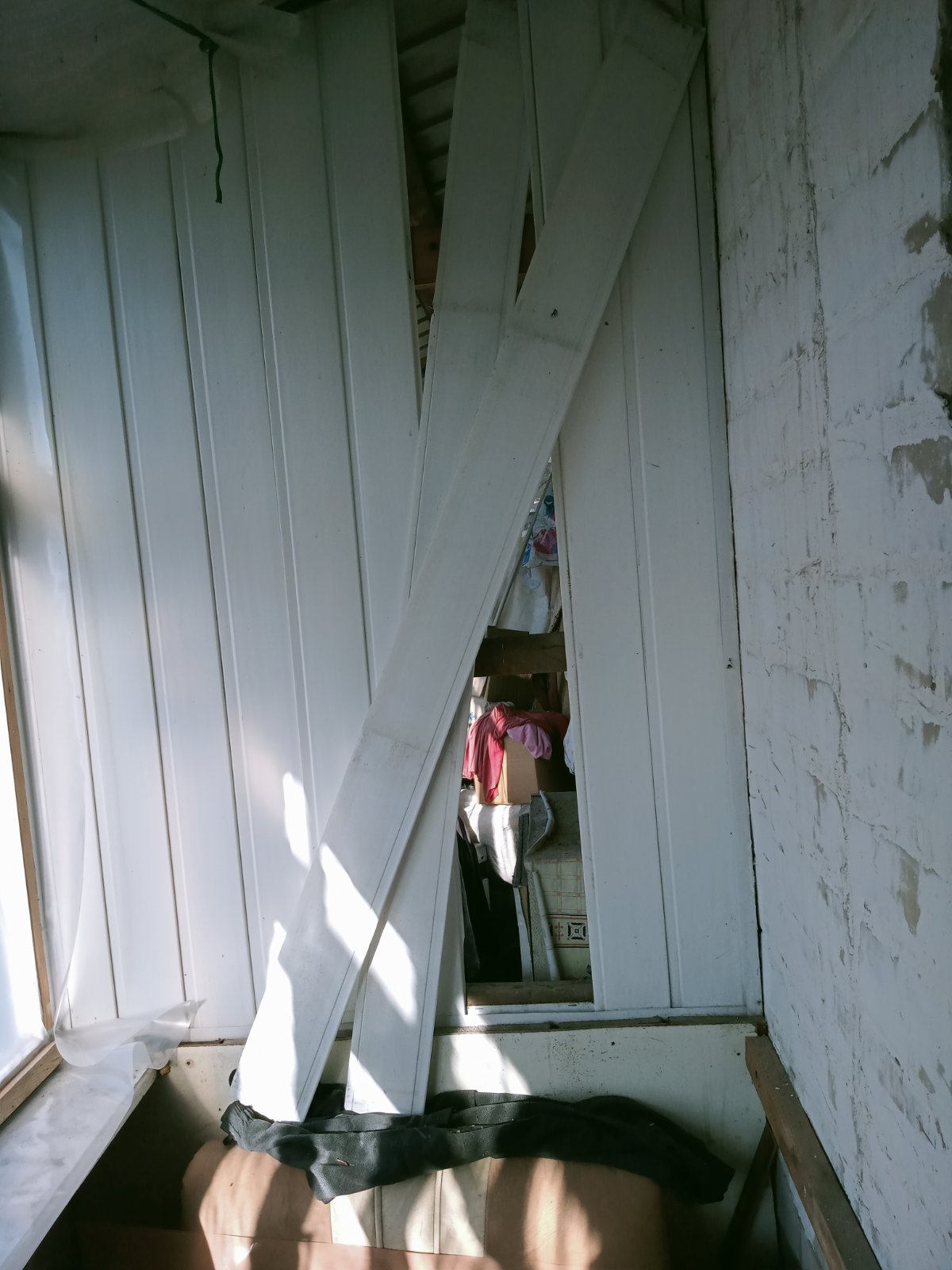 "Після кожного дощу вода рікою тече в квартиру"