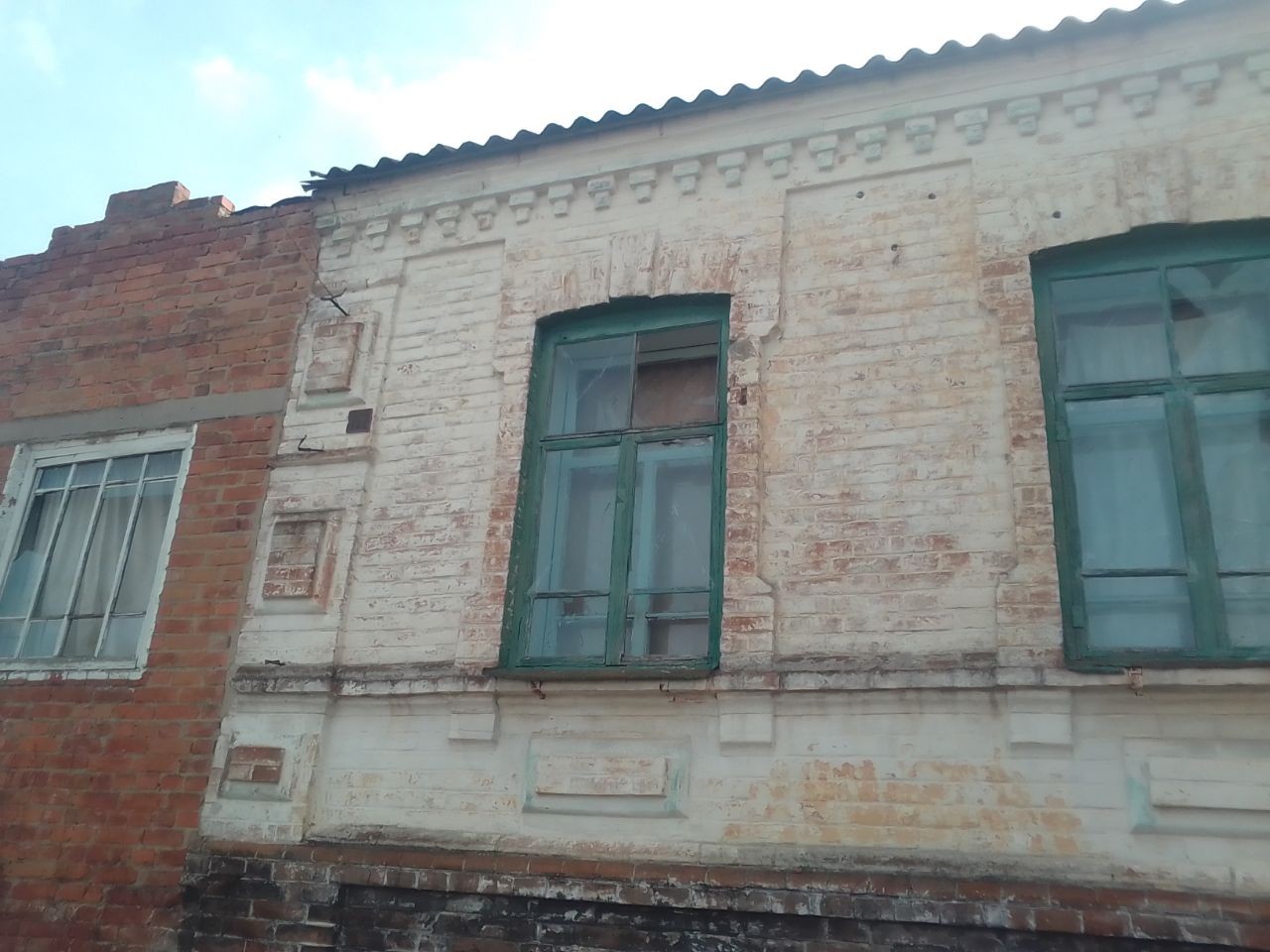 Під час обстрілу вибило вікна будинку чоловіку з інвалідністю