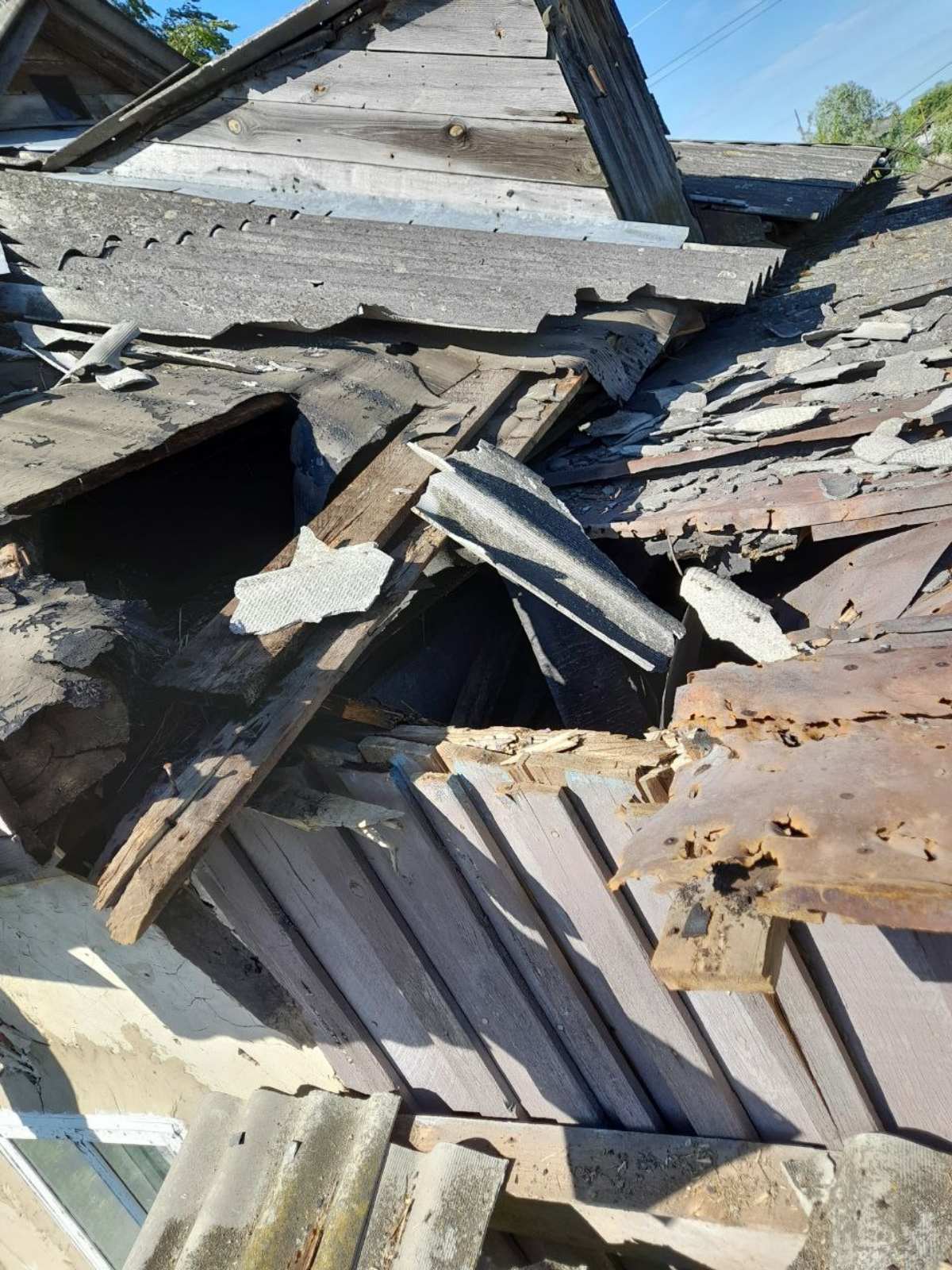 Снаряд пробив дах та розірвався у веранді будинку