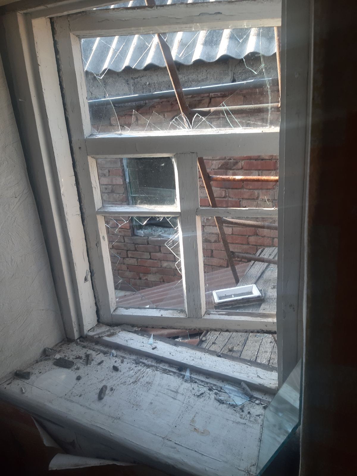 Через ворожі обстріли будинок 81-літньої жінки у непридатному для життя стані