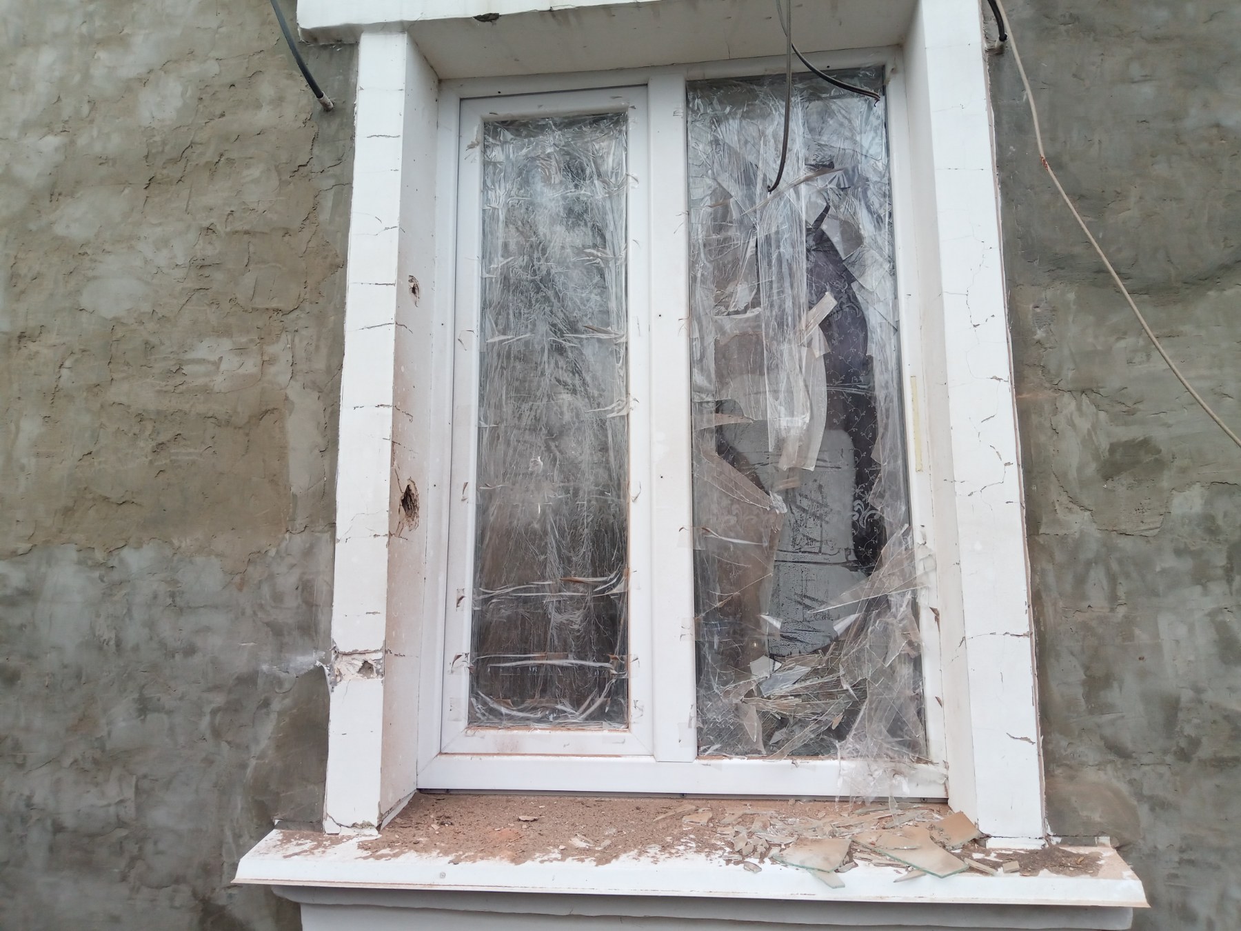 У квартирі родини із Середино-Буди внаслідок ворожого удару пошкоджено одне вікно
