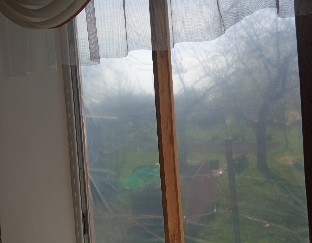 Сім’я із села Попівка, будинок якої постраждав від ракетного обстрілу, потребує допомоги із заміною вікон