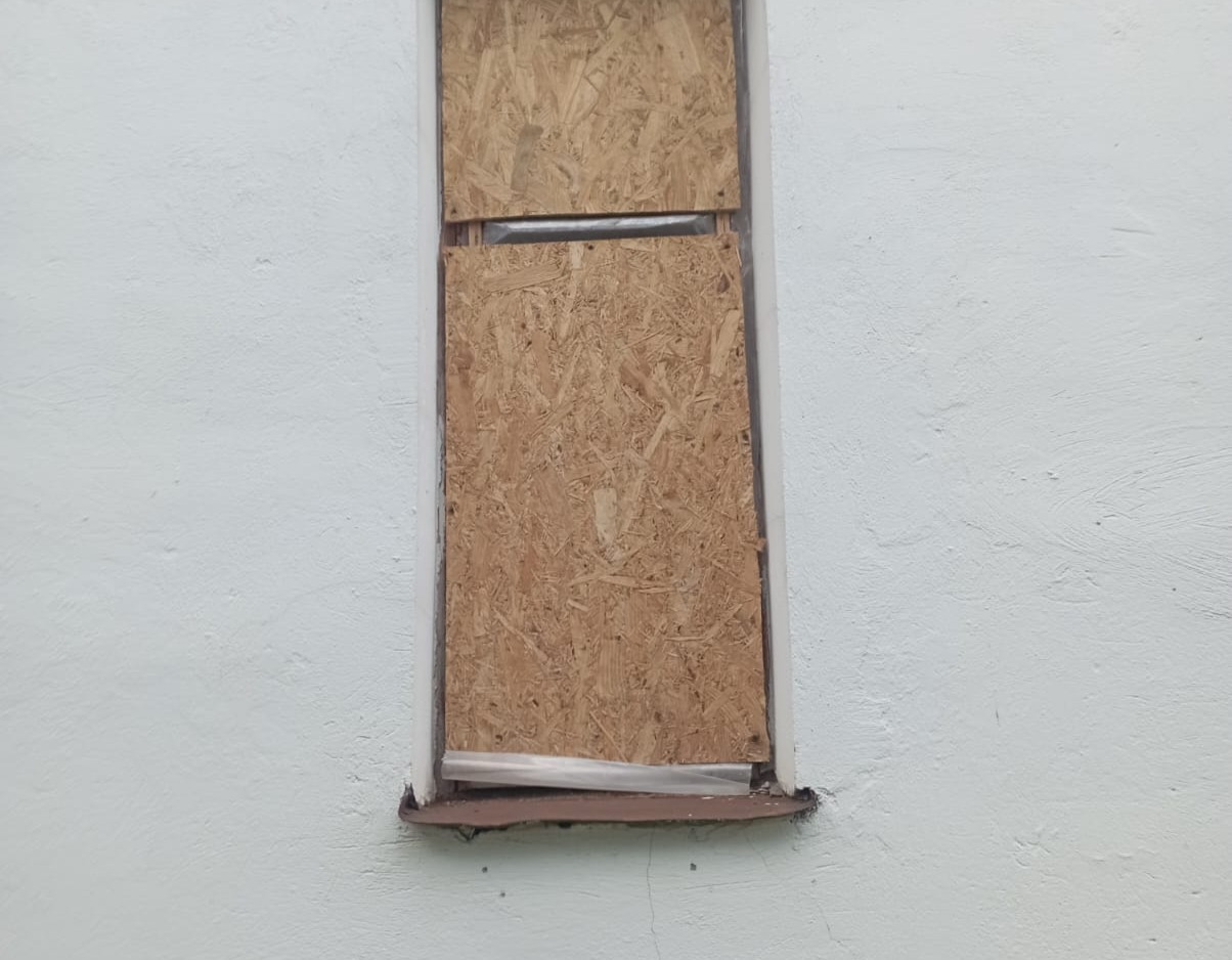 Вибило 6 вікон пенсіонерці з Білопілля