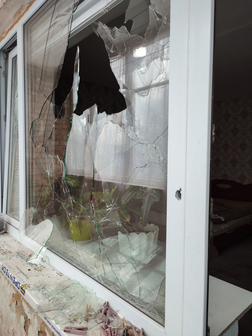 Мати з маленькою дитиною просить відновити вікна