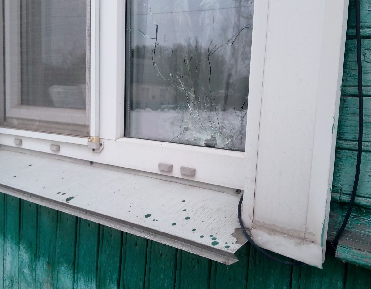 Родина із Середино-Буди, у якої під час обстрілу постраждали вікна, потребує допомоги