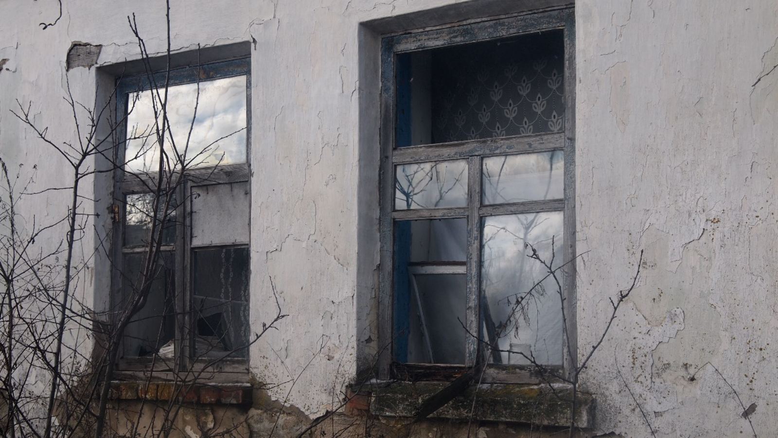 Тракторист зі Зноб-Новгородського через обстріли позбувся роботи та вікон в будинку