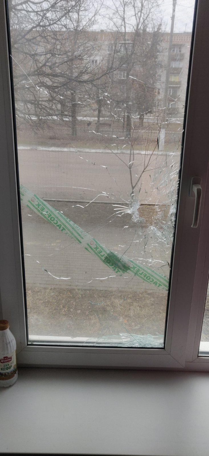 Внаслідок ворожих обстрілів пенсіонерка залишилася без вікон та лоджії