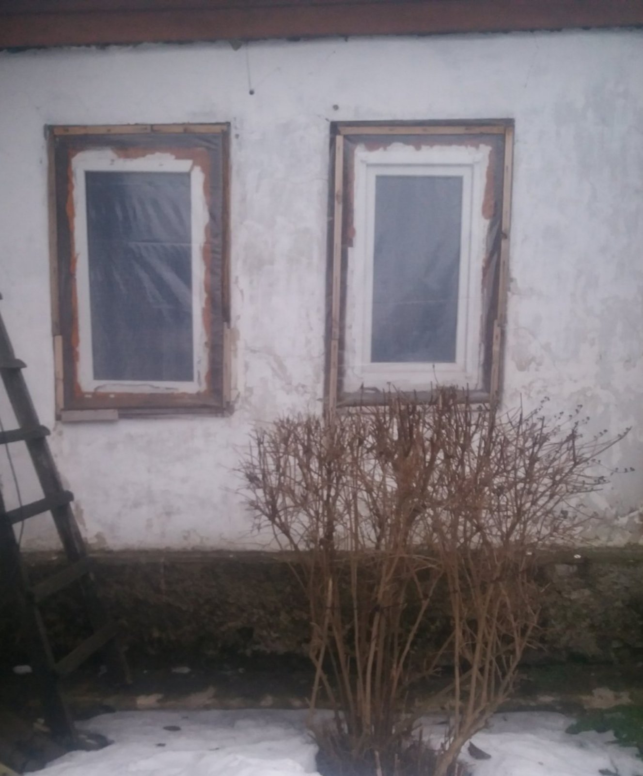 Пенсіонерка з прикордоння Сумщини просить допомогти вставити вікна у будинок