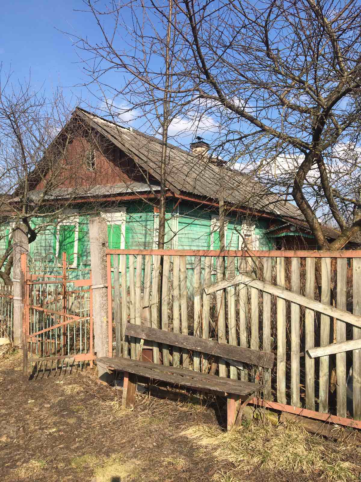 Інженер на пенсії вимушений проживати в будинку без даху та вікон