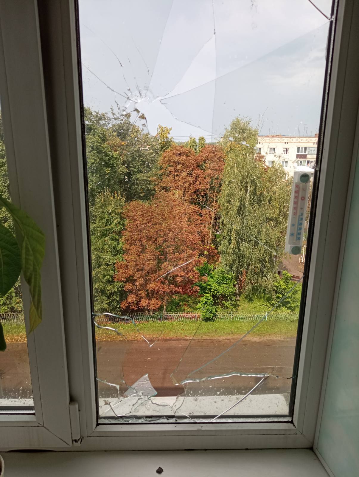У родини із Середино-Буди від ворожих обстрілів постраждали вікна