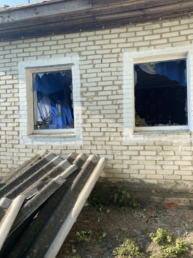 В будинку вчительки пошкоджено 100 м кв даху, вікна та двері