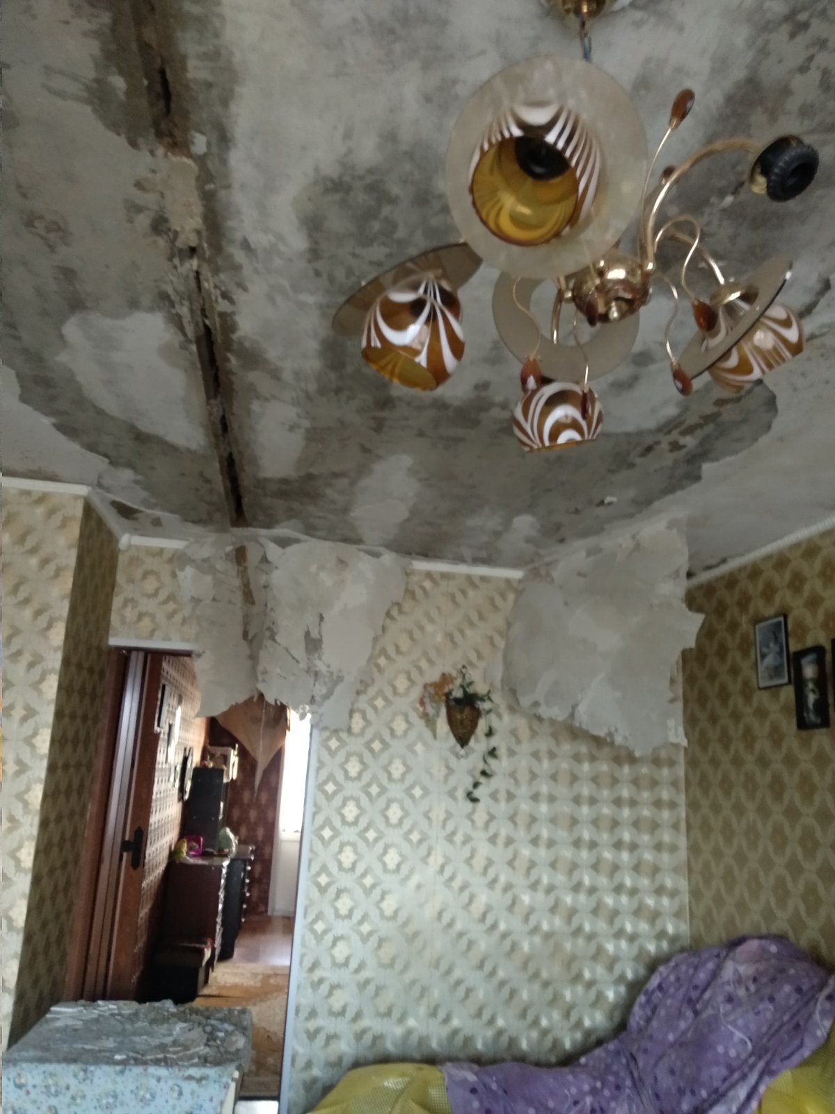 "Після кожного дощу вода рікою тече в квартиру"