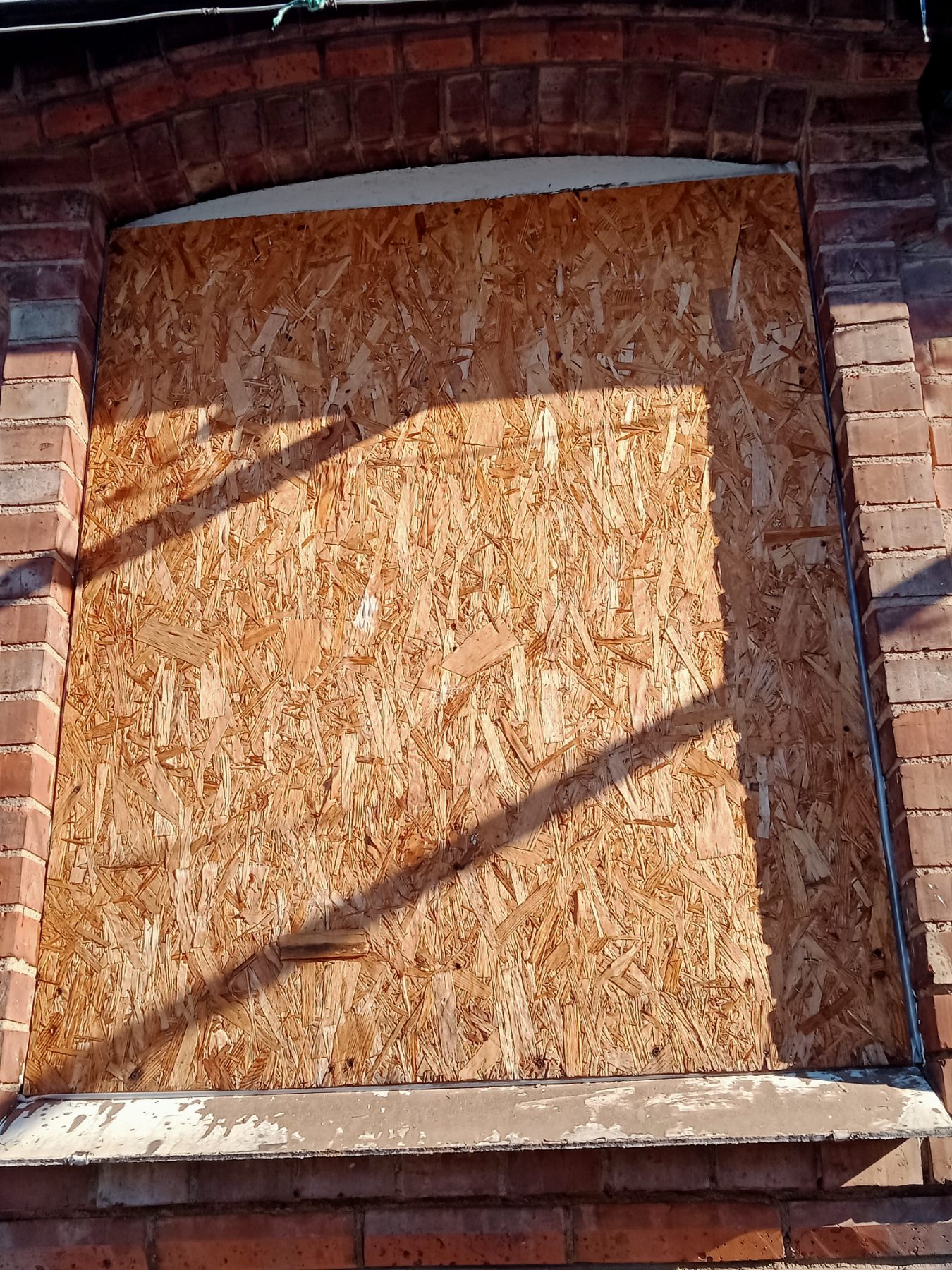 Біля будинку пенсіонерки з Донеччини, яка сама опікується дитиною, стався вибух - потрібна допомога