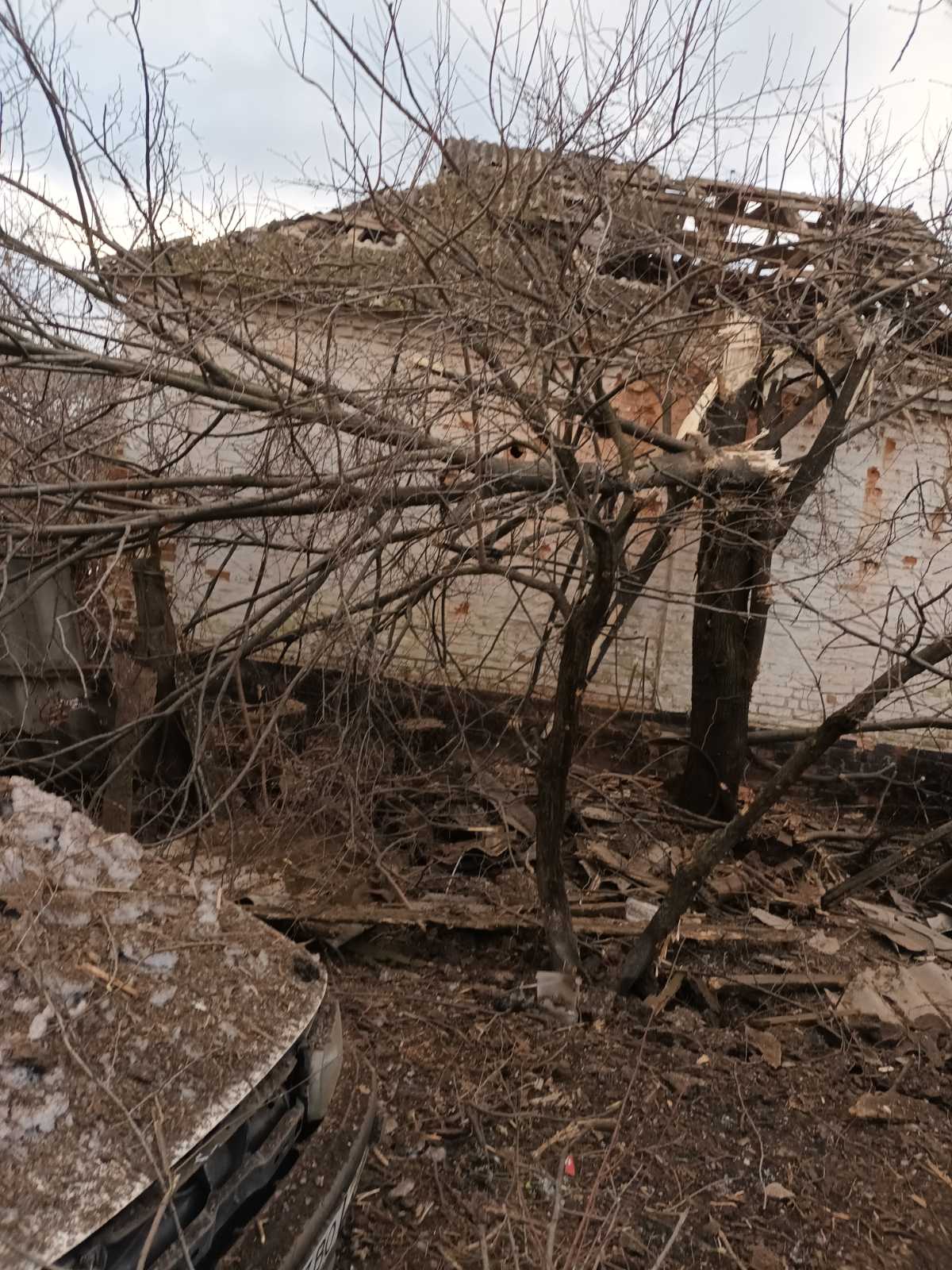 Ворог дуже пошкодив будинок самотнього пенсіонера з прикордоння Сумщини - потрібна допомога