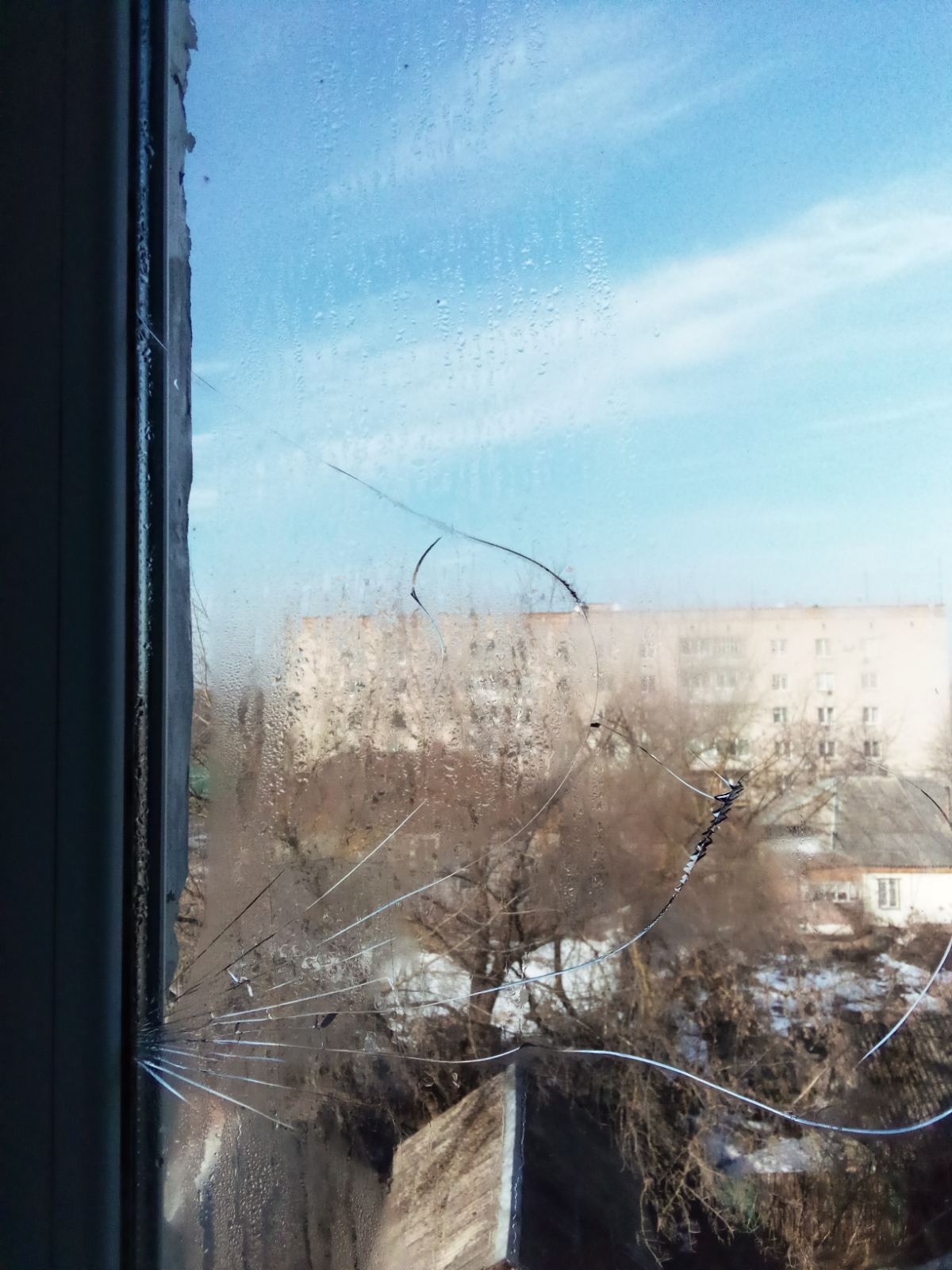 Подружжя з Сумщини просить допомогти замінити їм пошкоджені вікна