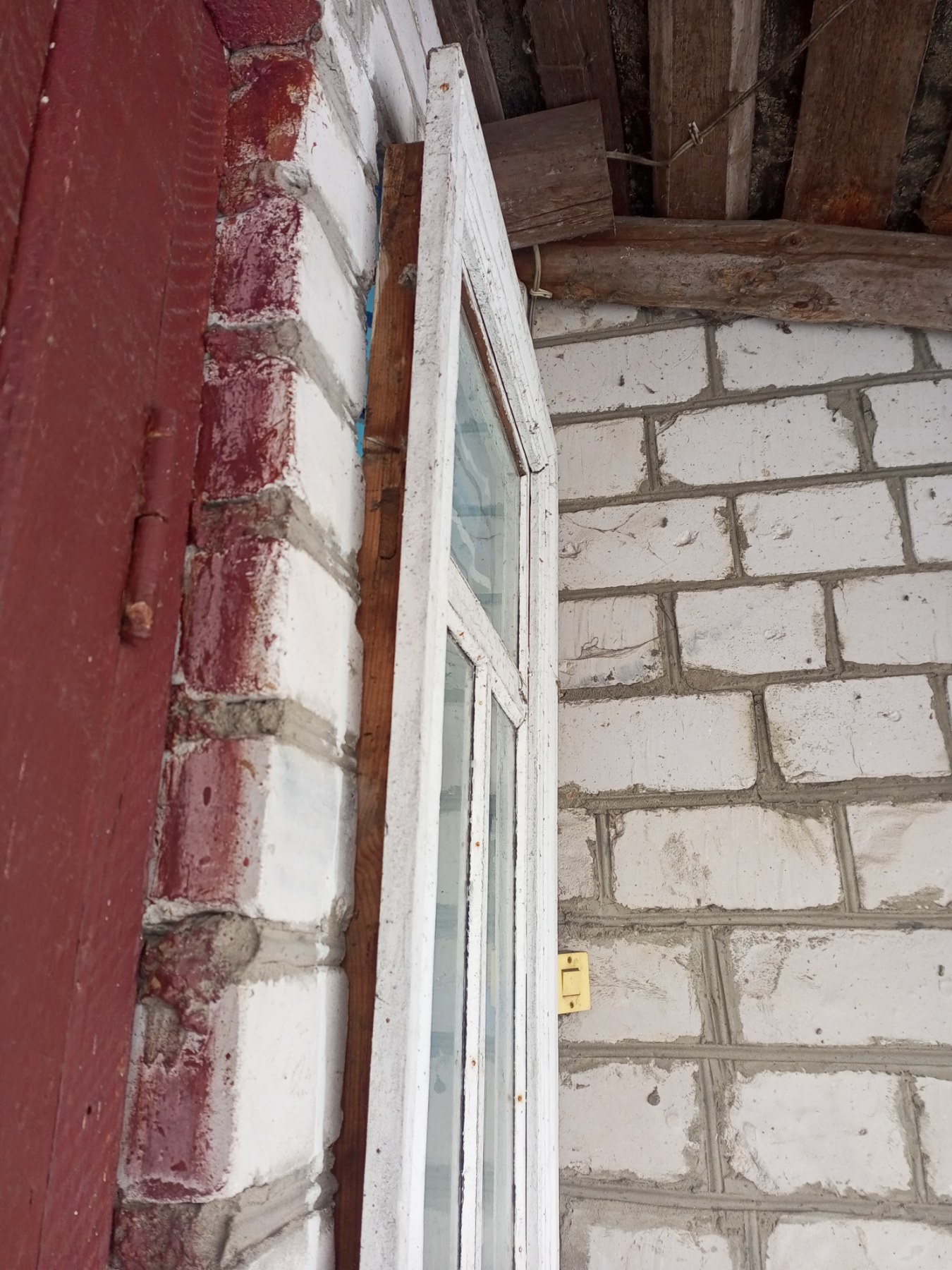 Будинок жінки, яка виховує самотужки доньку, потрапив під обстріл, пошкоджено 9 вікон