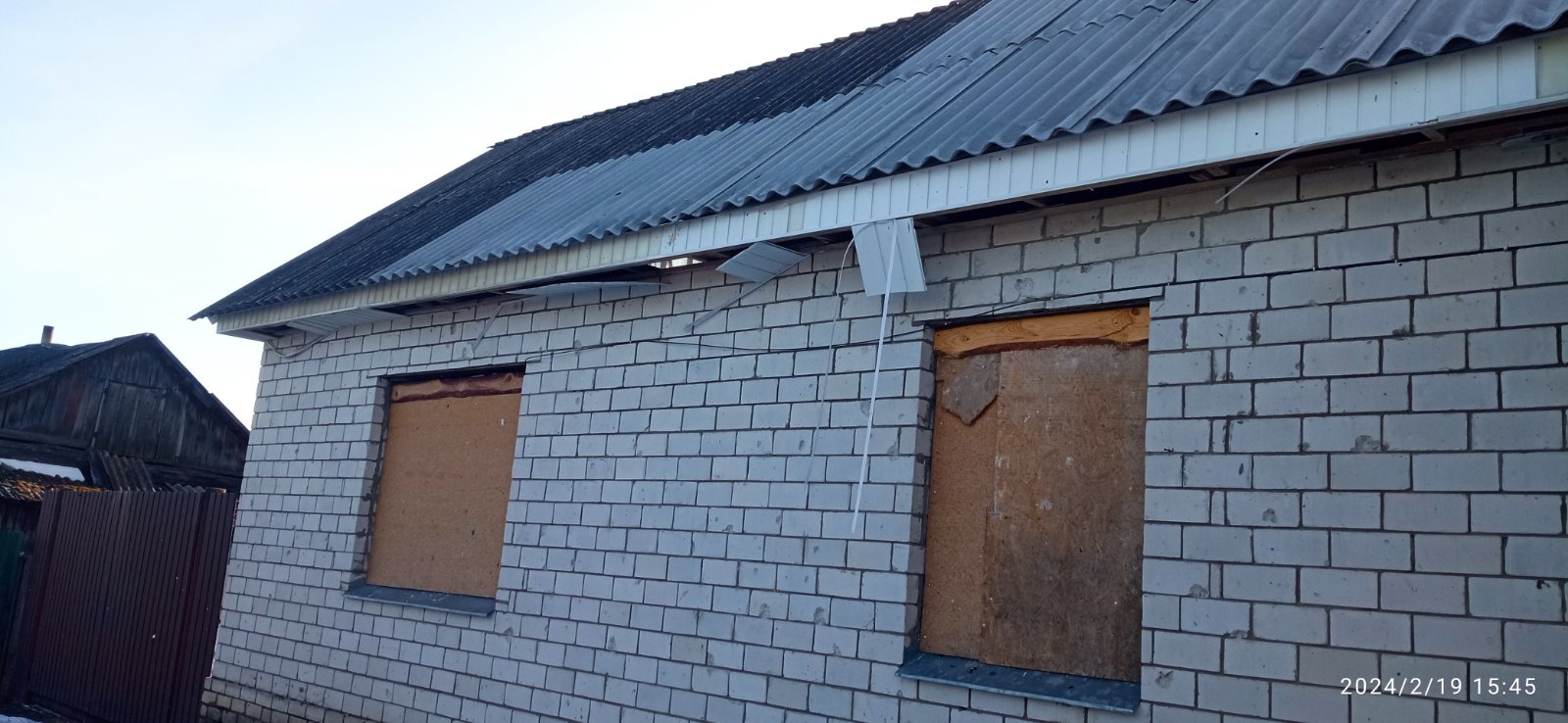 Після обстрілу родина залишилась без вікон та даху