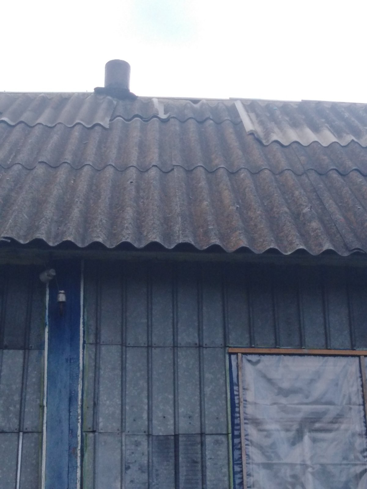 Жінка з прикордоння Сумщини просить допомогти полагодити побитий будинок