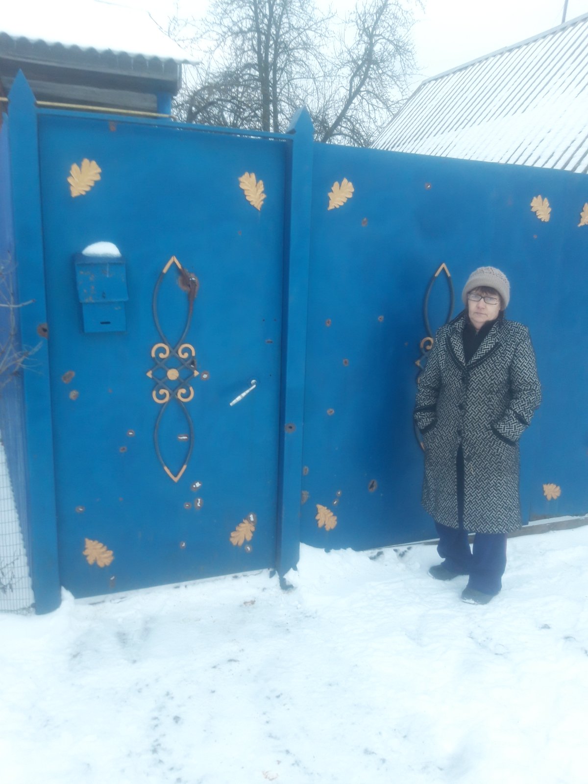 Пенсіонерка, яка після обстрілу потрапила до лікарні, просить допомогти замінити пошкоджені двері