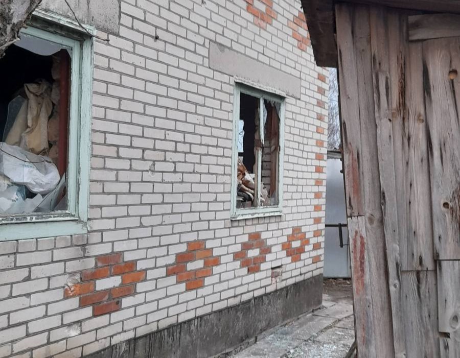 Під час ворожого обстрілу суттєво постраждав будинок пенсіонера з Білопілля