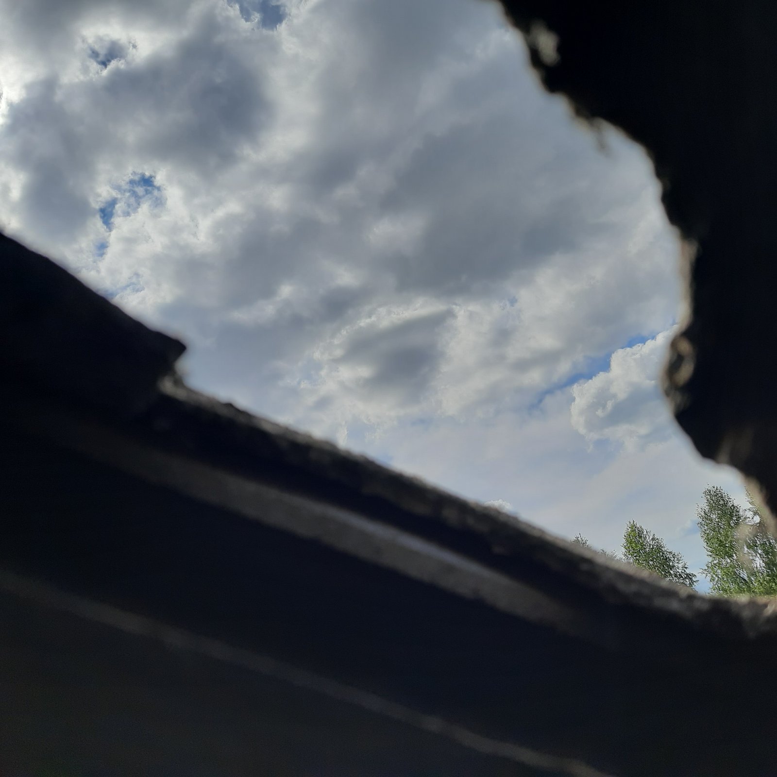 Дах будинку в дірках після обстрілу