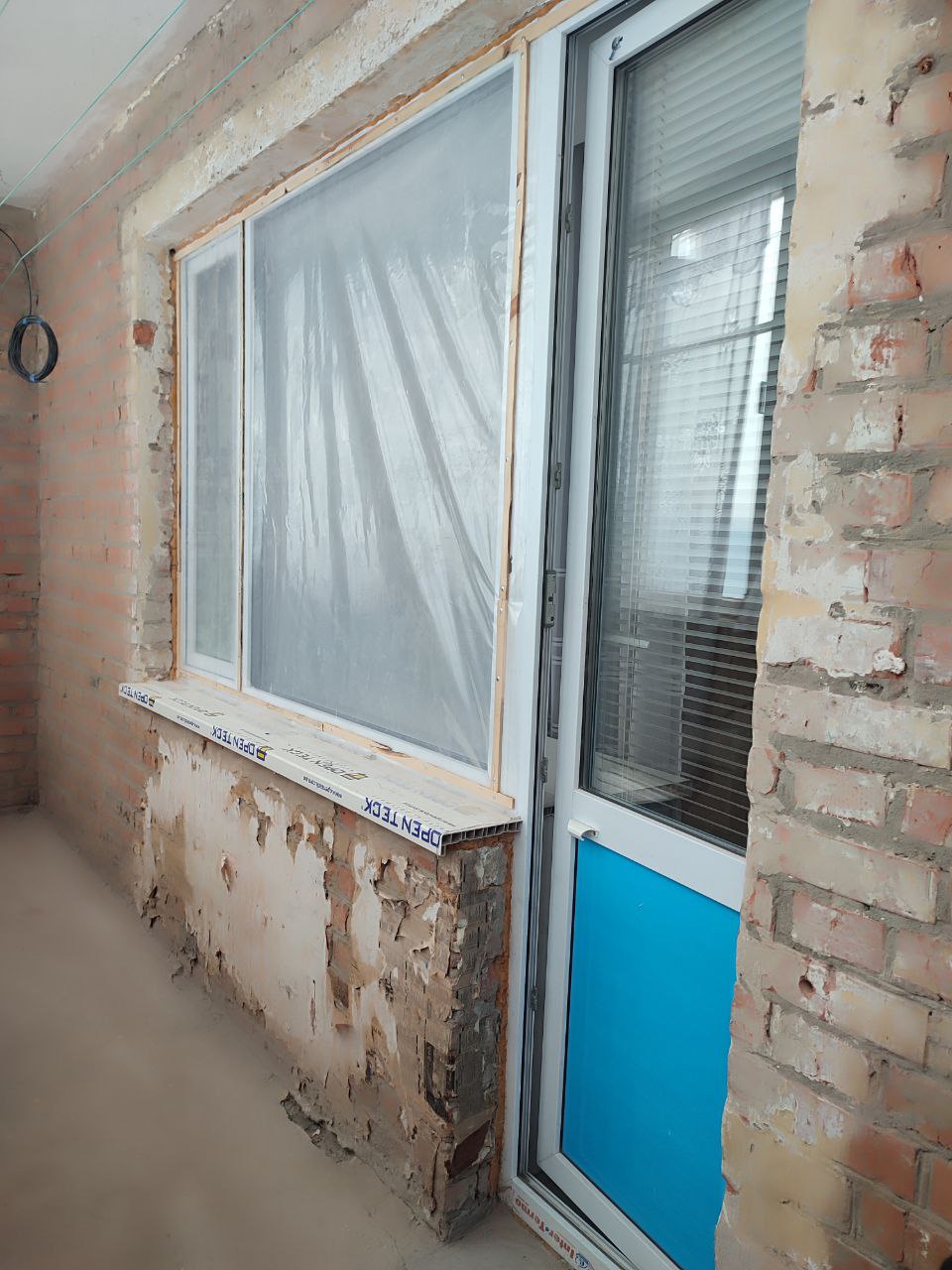 Мати з маленькою дитиною просить відновити вікна