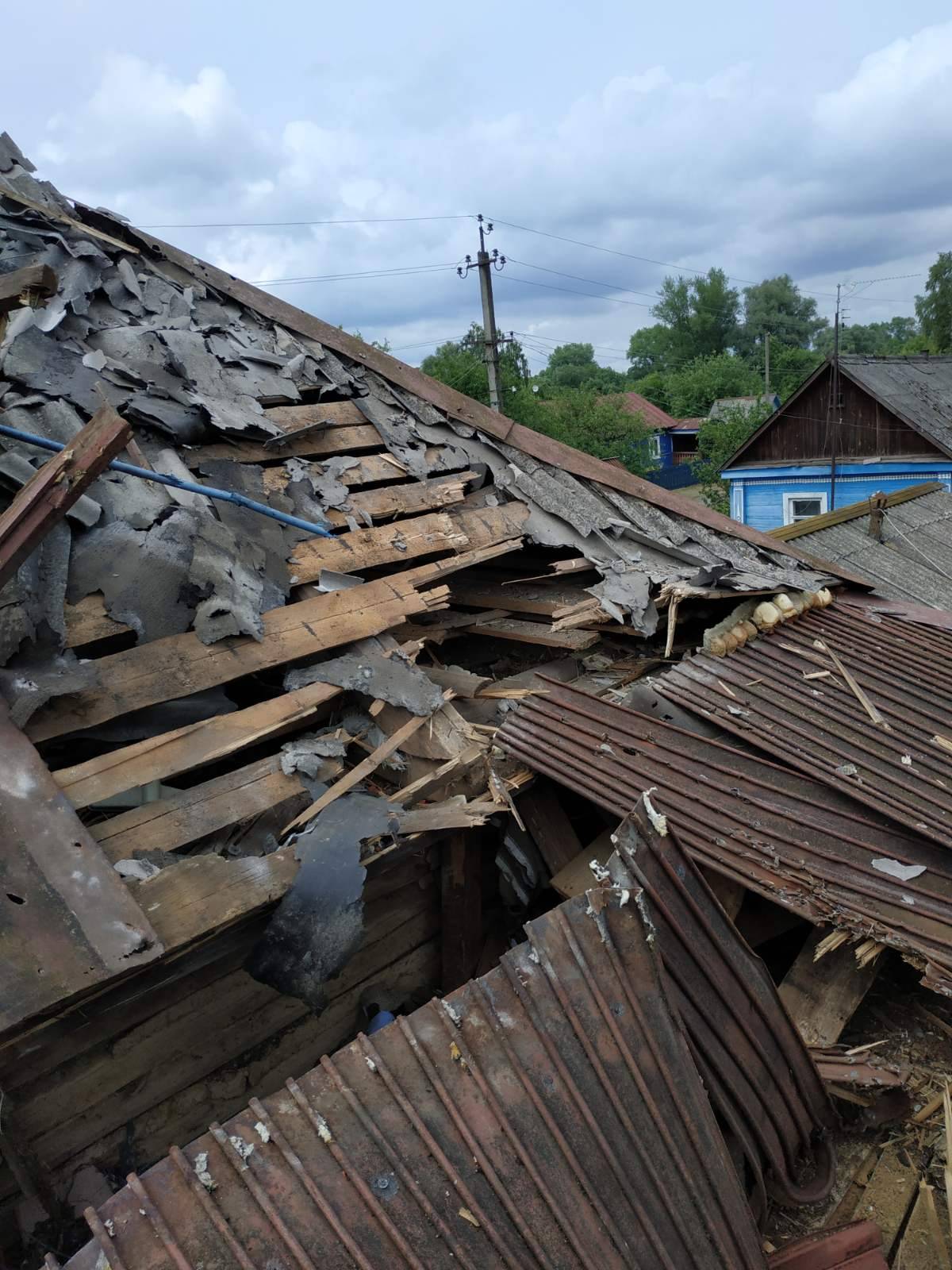 Побитий дах, вікна, двері та меблі - потрібна допомога родині з прикордоння Сумщини 