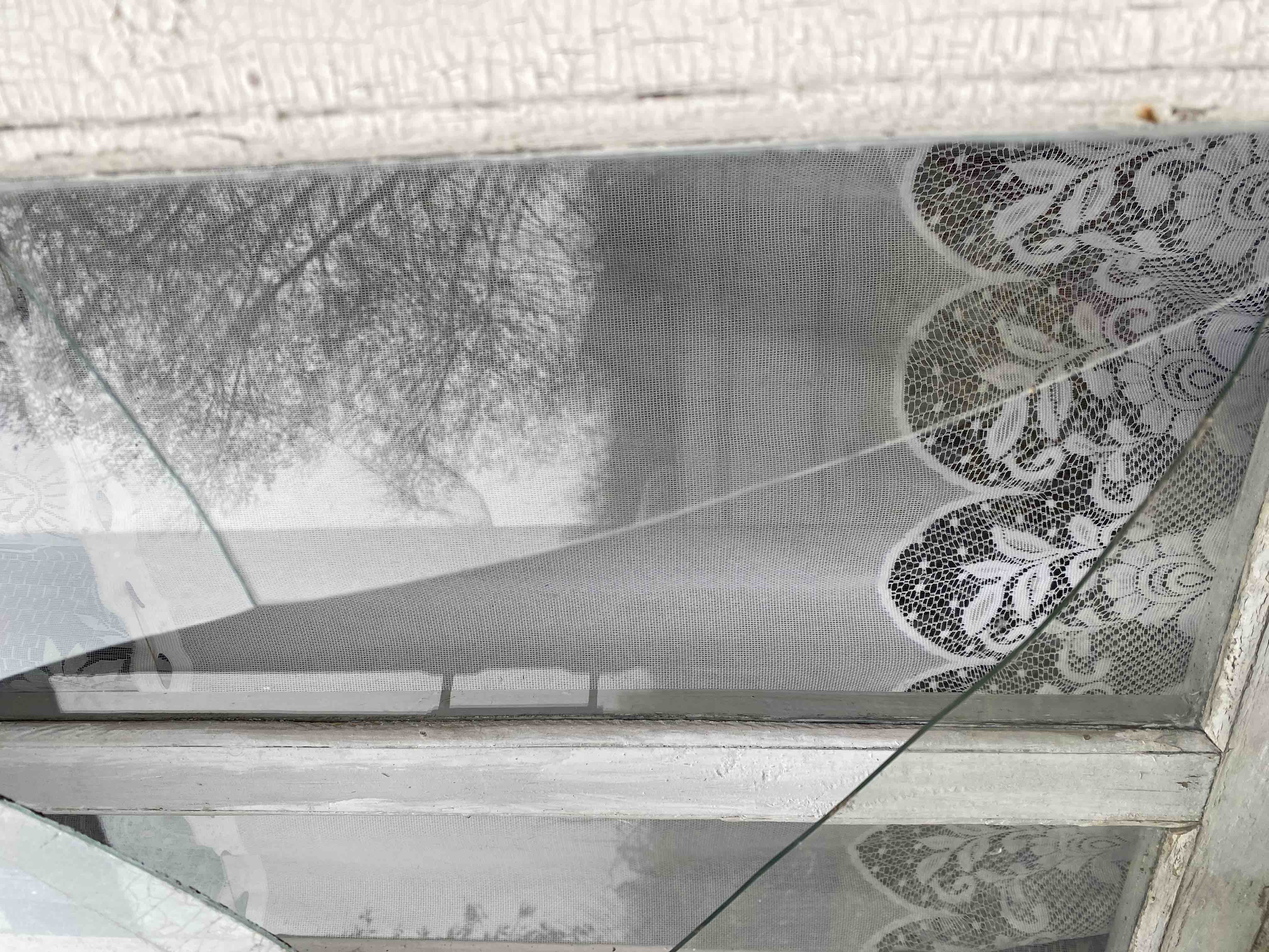 Стіна в будинку пробита осколками після вибуху