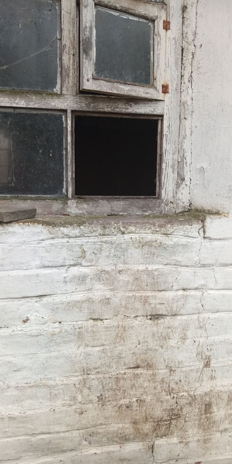 У будинку медсестри вибуховою хвилею та осколками пошкоджено три вікна та стіну