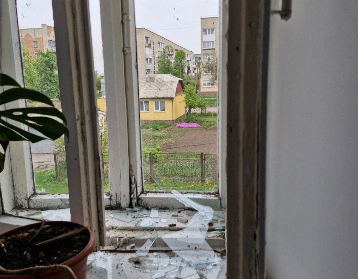 Працівник лікарні з міста Білопілля, який частково втратив слух під час вибуху, просить допомоги у відновленні будинку