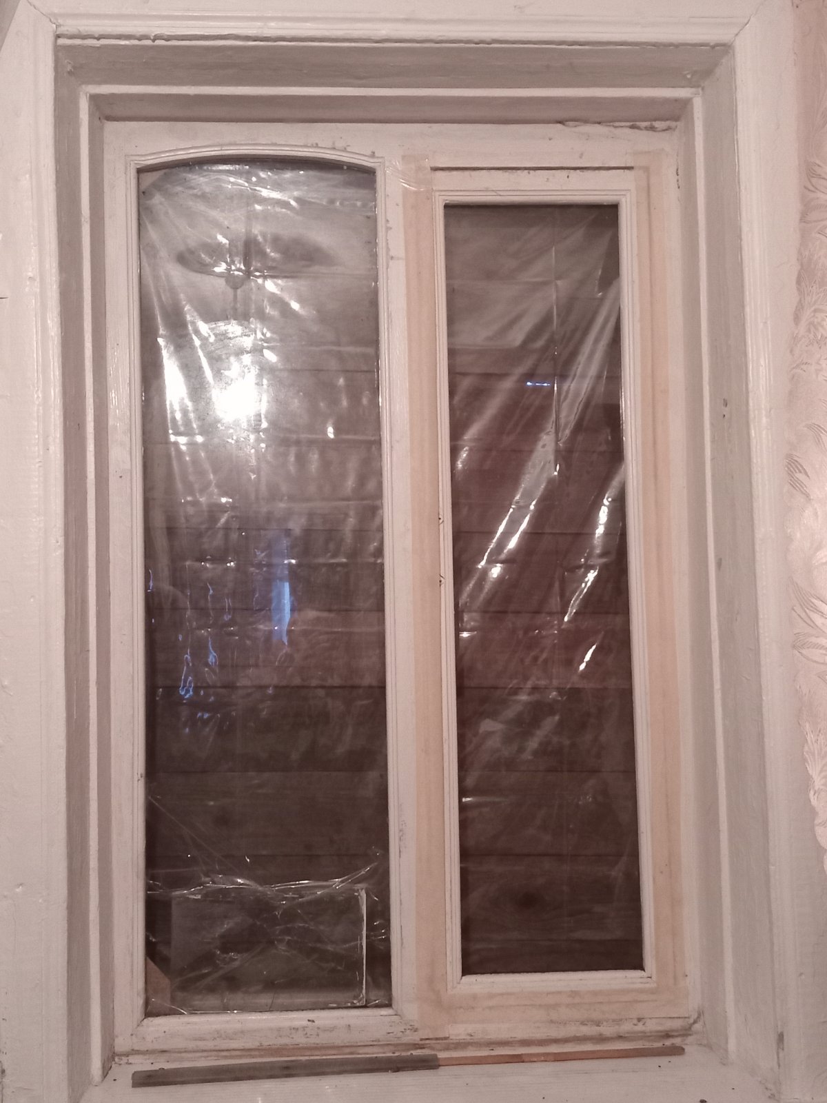 Пенсіонерка зі Зноб-Новгородського живе в будинку з заклеєними плівкою вікнами