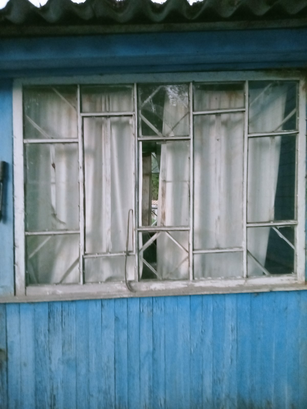 В будинку 79-річної пенсіонерки пошкоджене вікно