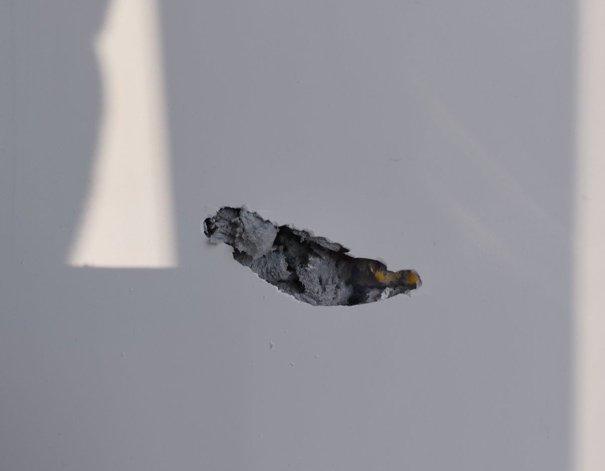 В квартирі жительки Білопілля вибиті вікна та балконна рама