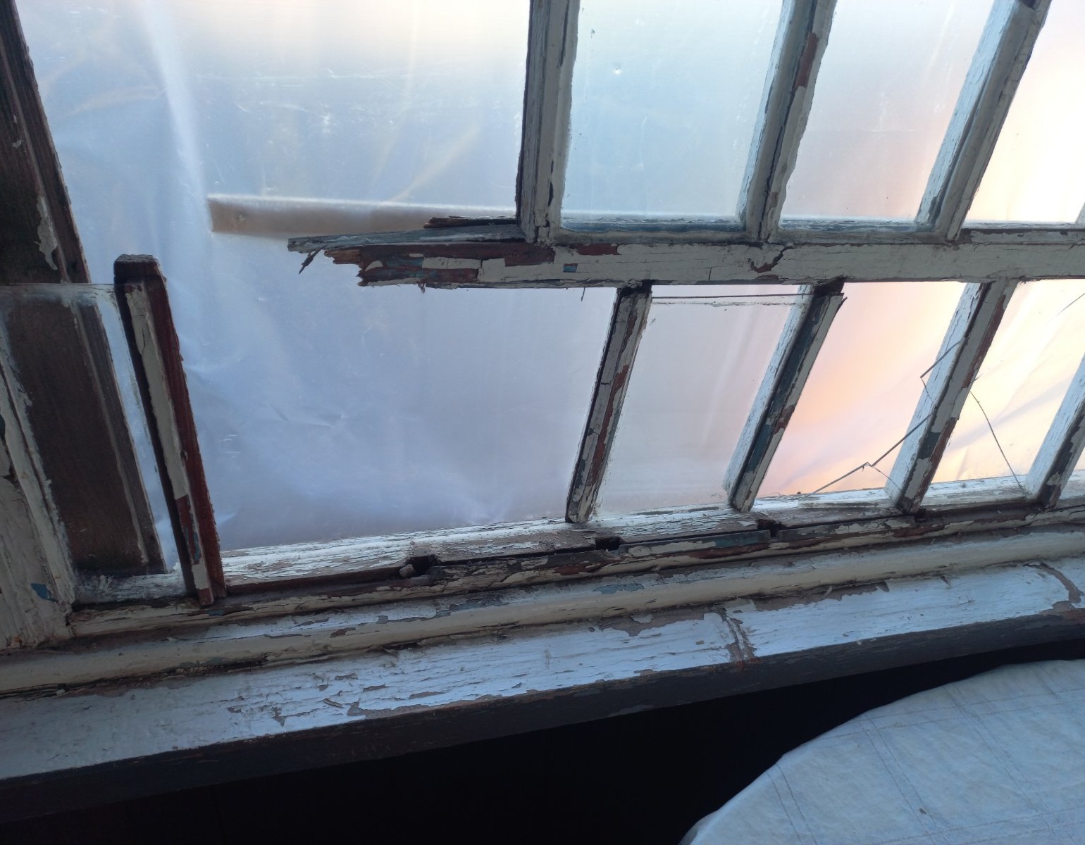 Самотня пенсіонерка потребує допомоги у заміні вікна