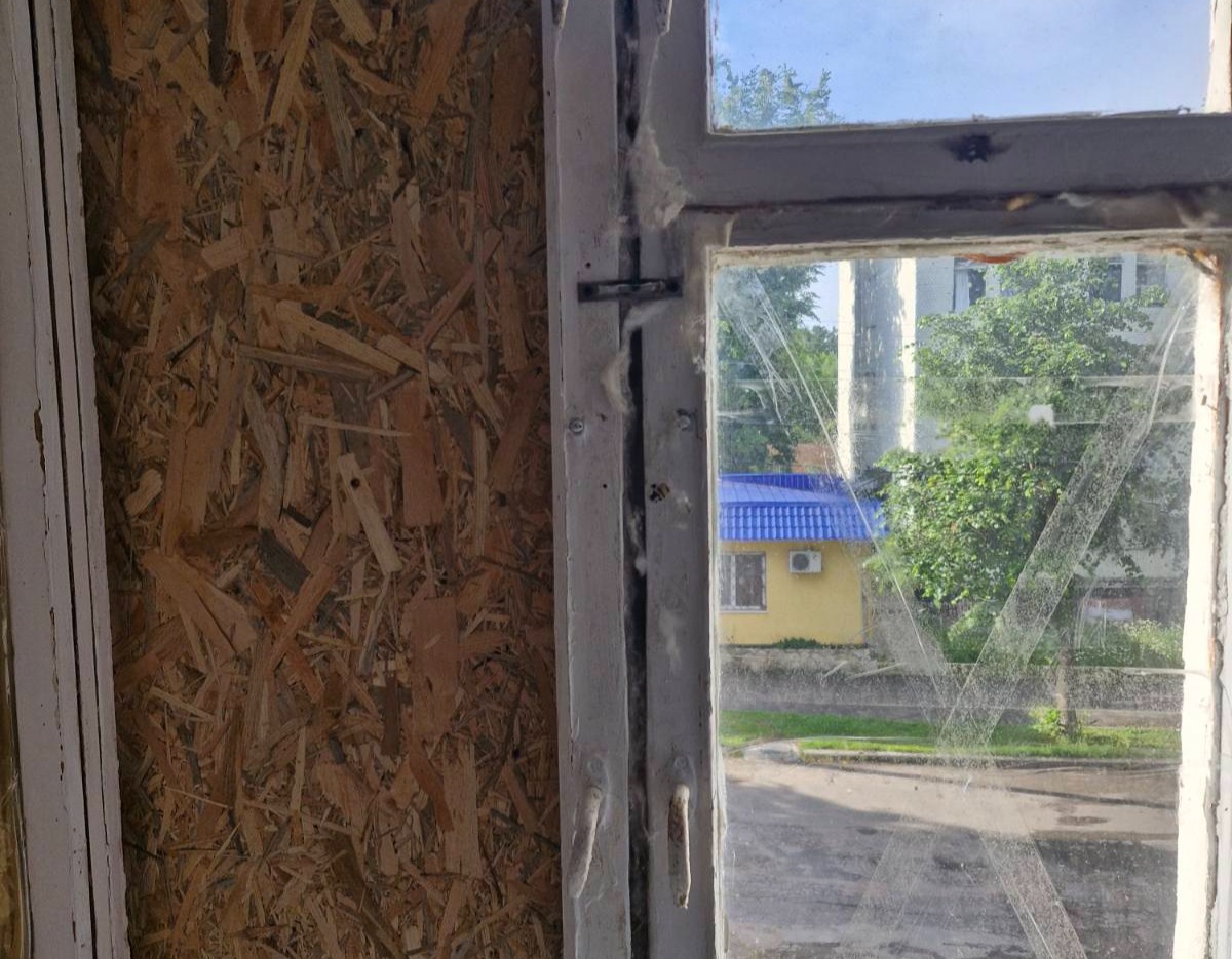 Родина з Сумщини потребує допомоги у відновленні пошкоджених вікон