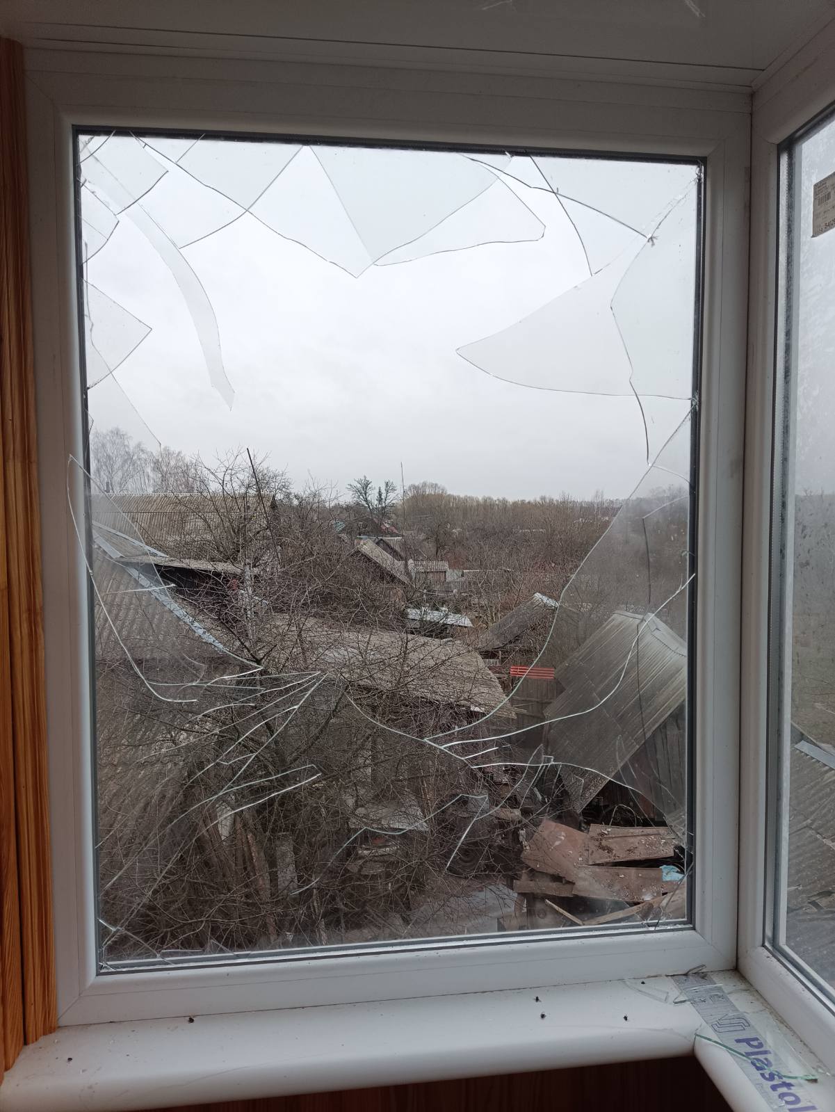 Пенсіонерці із Середино-Буди ворожими осколками пошкоджено вікно