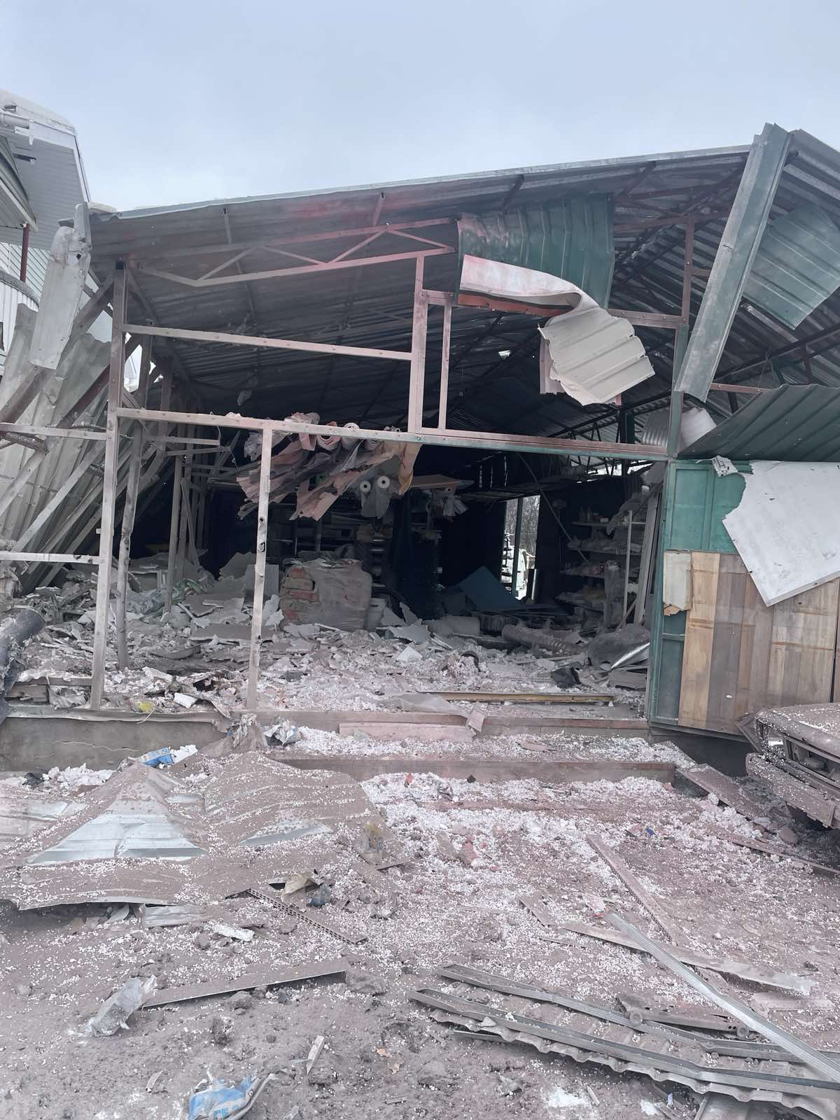 Три ворожі обстріли знищили магазин у Середина-Буді - потрібна допомога