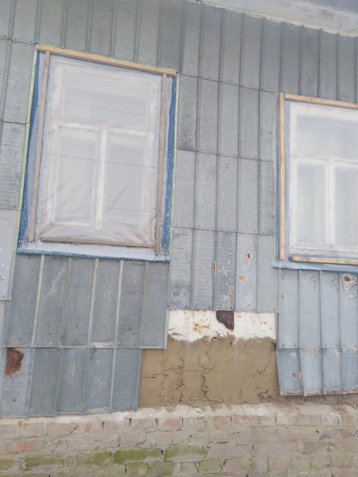 Жінка з прикордоння Сумщини просить допомогти полагодити побитий будинок