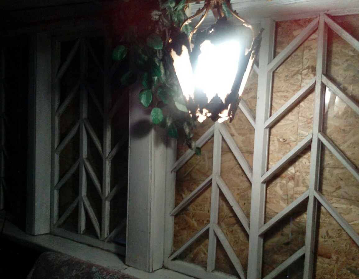 У будинку пенсіонерів пошкоджені вікна та дах, вони просять допомогти у відновленні