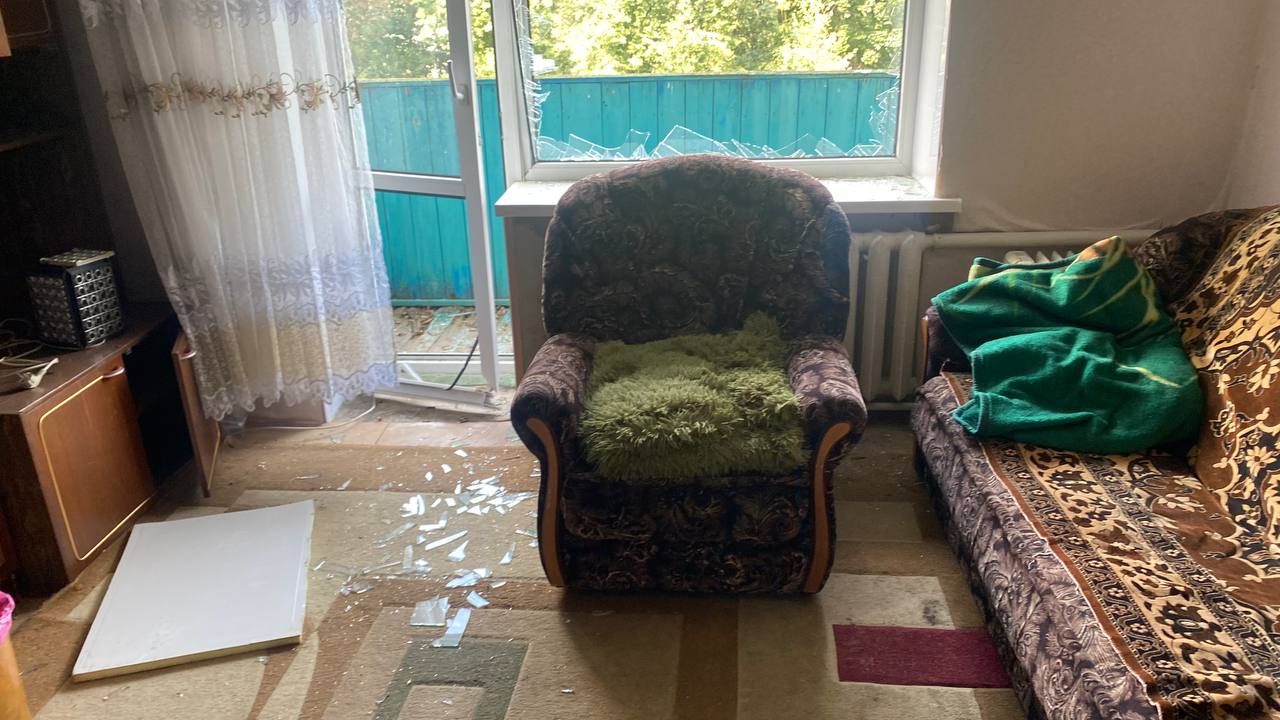 Потребує допомоги родина із Середино-Буди, у квартирі якої внаслідок ворожого обстрілу пошкоджено вікна та балконні двері